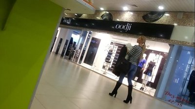 Cool chick in u supermercatu.